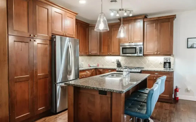 Lakefront Beachfront top Floor Condo w Pool