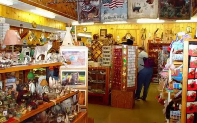 Pahaska Tepee Resort