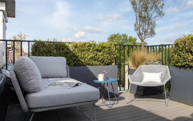 Bassett Road XII by Onefinestay