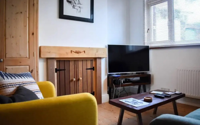 Stylish 2 Bedroom House Next to Brighton Station
