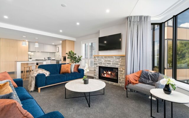 Lovely 2 Bedroom Apartment With Indoor Fireplace