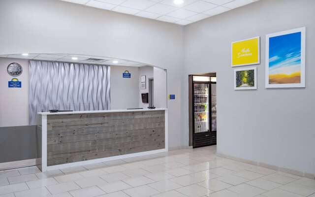 Days Inn & Suites by Wyndham Niagara Falls/Buffalo