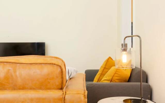 2 Bedroom Gorgeous Art Deco Classic Near CBD