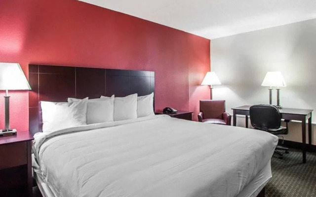 Econo Lodge Inn & Suites Outlet Village