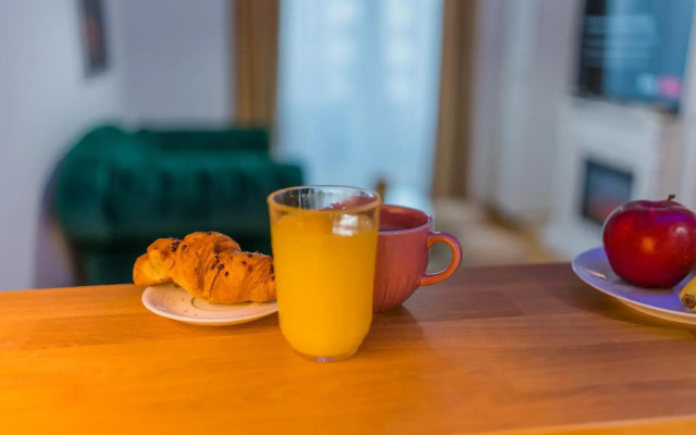 Central 1BR - city view + large balcony + Netflix