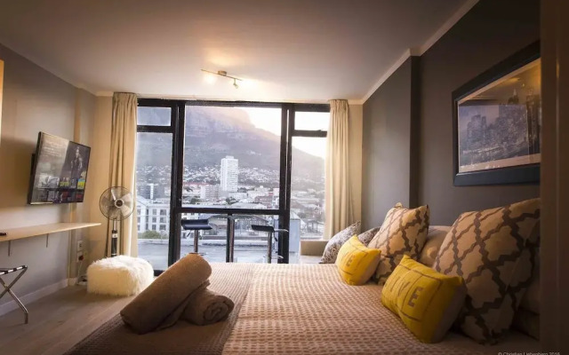 High-end city center studio with Views