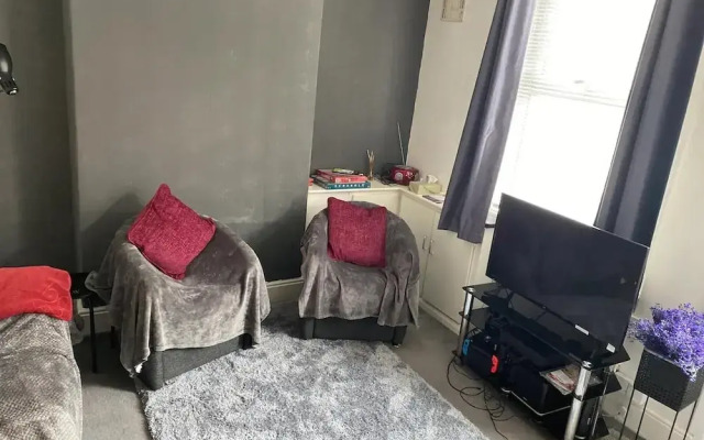 Cosy 2 Bed House - Sleeps 3, Parking & Garden