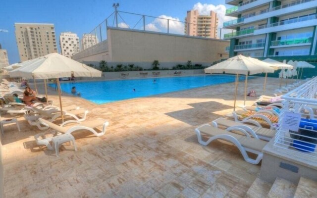 Luxury Apt with Side Sea Views & Pool, Top Location