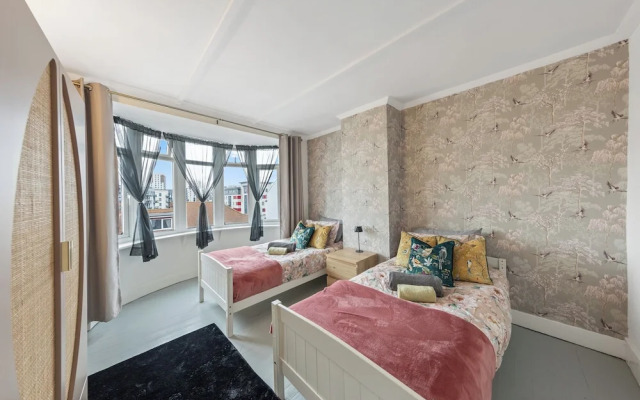 Leslie Road Retreat - Charming 4-bed House