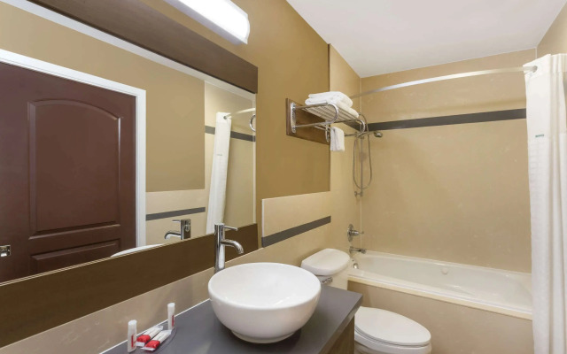 Super 8 by Wyndham Martinez