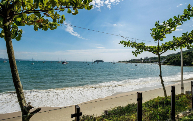 Apto elegante com piscina frente mar JBM304