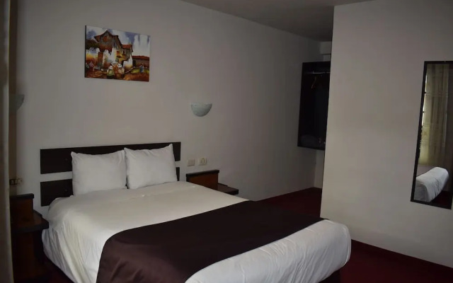 Colonial Plaza Hotel