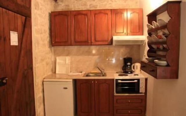 Stone Village Petrino Horio