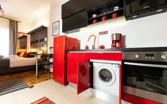 Downtown Luxury Boutique Suites : the red suite