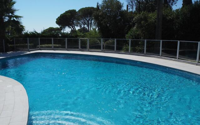 Vacation apartment with large private terrace and community pool, Cannes