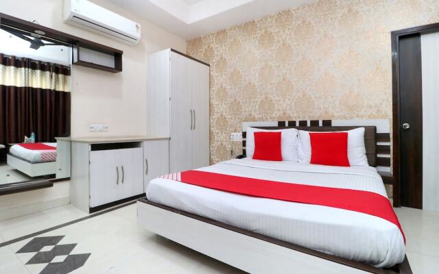OYO 28122 Hotel C M Plaza