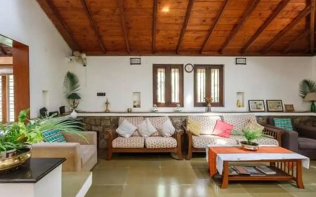 Kerala Style Villa by Stayjade | AC | 4bhk | fishpond