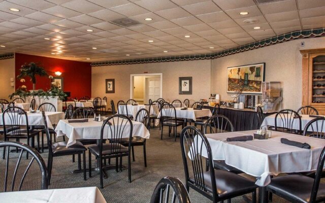 Econo Lodge Inn & Suites