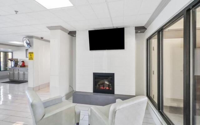 Red Roof Inn & Suites Fayetteville - Fort Bragg