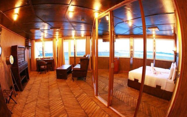 Vintage Luxury Yacht Hotel