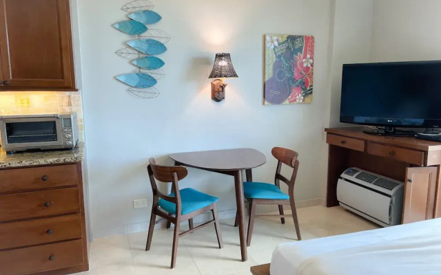 Breezy Luana Waikiki Condo by RedAwning