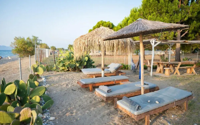 Beach Villa Next To The Waves