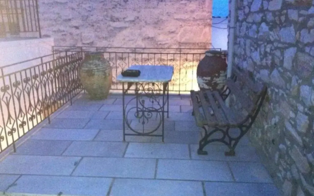 apeiranthos traditional stone house