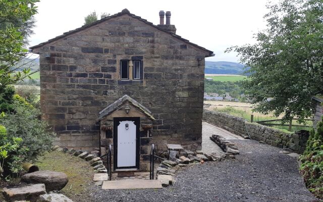 Greave Farmhouse 3-bed Cottage in Todmorden