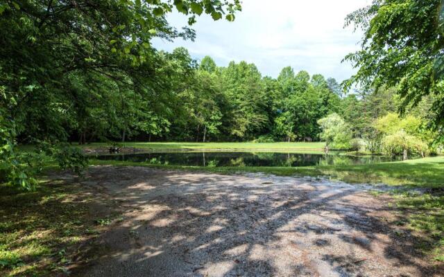 Cabin of Dreams, 3 BR, Water View, WiFi, Hot Tub, Pool Table, Sleep 8