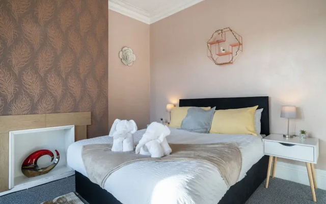 Cozy 3 Bed Apartment - Parking