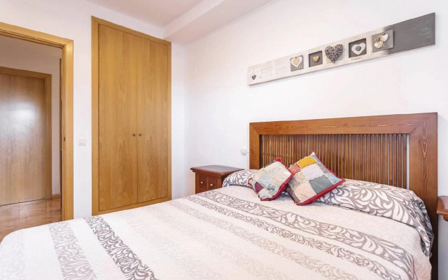 Apartamento con terraza y piscina