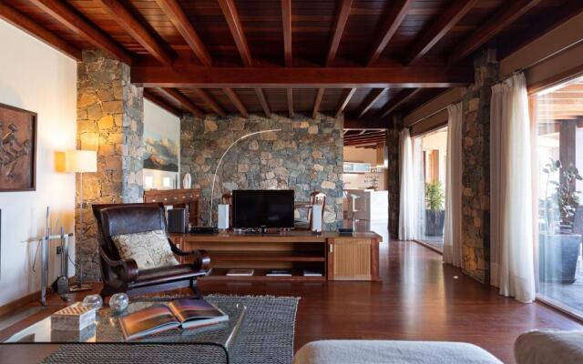 Oasis Villa with swimming pool in 4000m2 garden