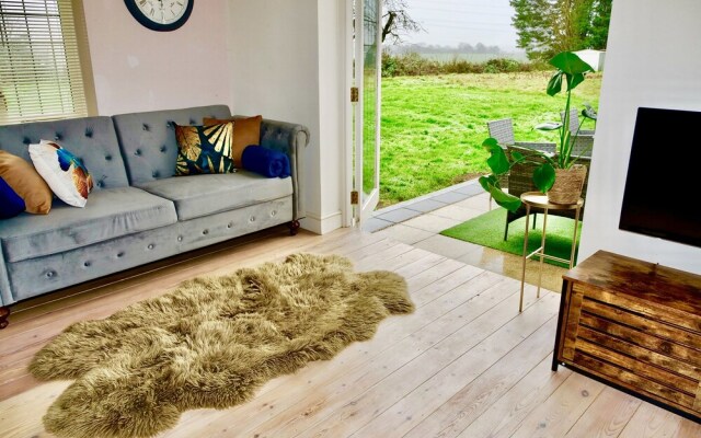 Deluxe 4/5 Bed Hot Tub Cinema Room 15