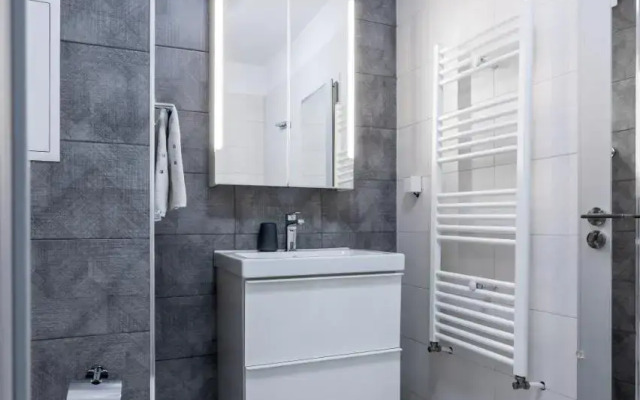 New Stylish 1-bedroom Flat in Business District