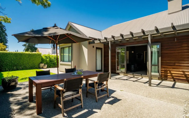 Modern Lake Haven - Wanaka Holiday Home