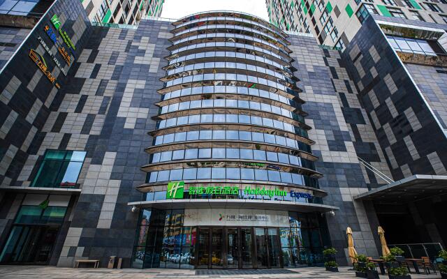 Holiday Inn Express Yingkou Onelong Plaza, an IHG Hotel