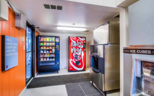 Motel 6 Chicago - Elk Grove