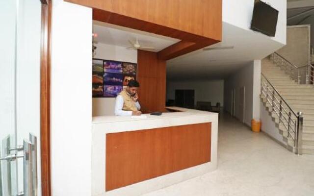 OYO 28414 Hotel Royal Palm