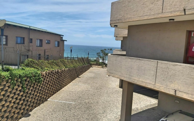 Whale Rock, Modern Beachfront Apartment