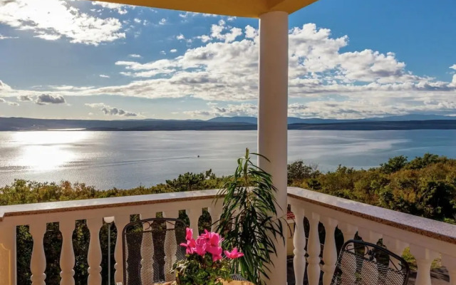 Tranquil Apartment in Dramalj with Hot Tub