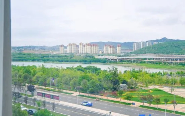 UG Urban Garden Hotel (Kunming South High-Speed Railway Station Yunnan Normal University)