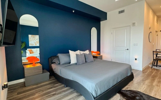 Contemporary Mid-hollywood Home Dtla View Parking