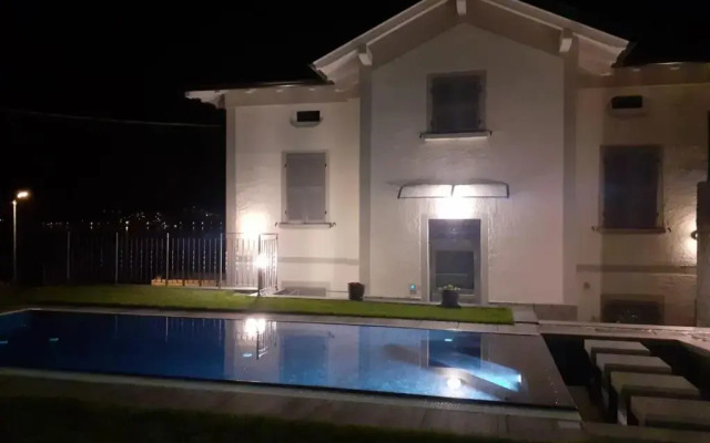 Lescen White Residence - Lake View