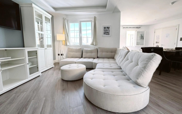 Luxurious Penthouse Studio with Private Terrace - Grand Central House