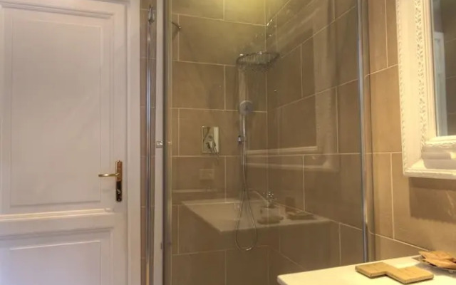 Spanish Steps Hills Apartment