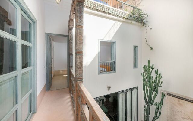 Riad Le J