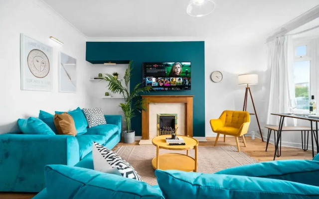 Stylish Three Bedroom Retreat With Garden