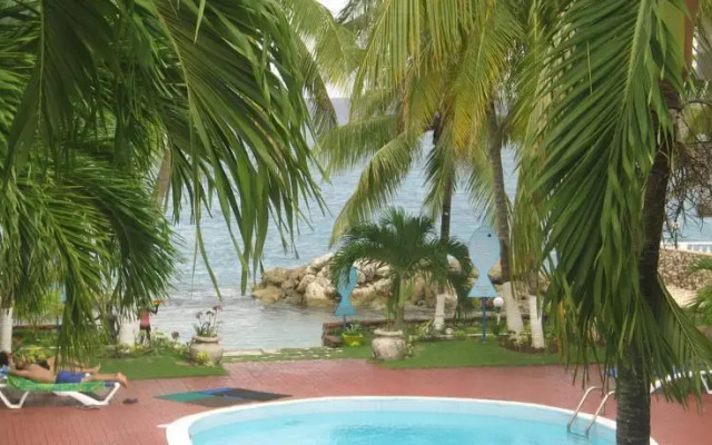 Chrisanns Beach Resort Apt 21