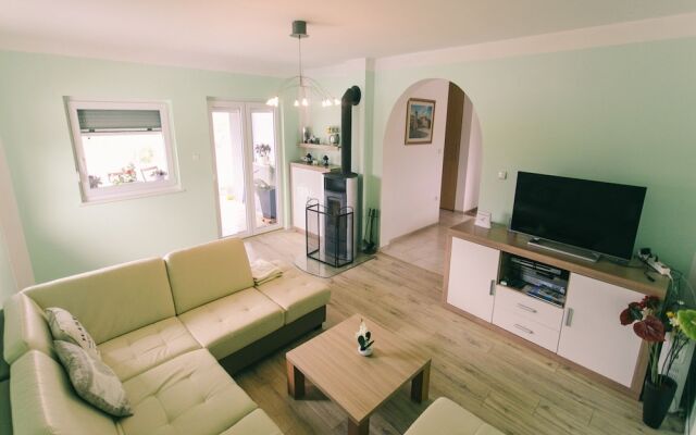 Modern Holiday Home in a Quiet Area, Private Pool, Lovely Roofed Terrace, BBQ