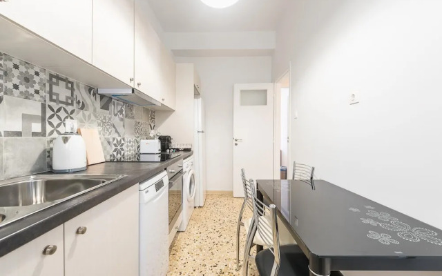 Bright 2 Bdrm apt in the Heart of Athens